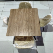 Set de mesa con 4 sillas 