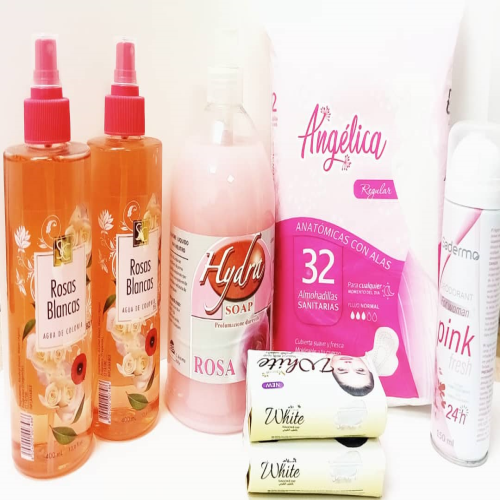 kit para ellas compuesto por:
2 colonias de rosas blancas
1 jabón líquido de agua de rosas
1 paquete de almohadillas sanitarias
2 jabones White
1 desodorante en spray